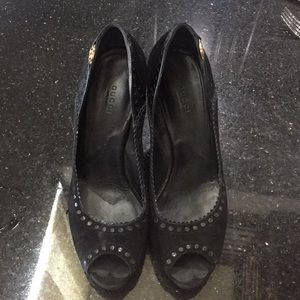 Black Gucci 3” peep toe pumps